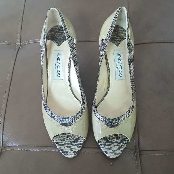 JIMMY CHOO PLEASE CLASSIC STONE PATENT SNAKE OPEN TOE PUMPS‎ - Picture 1 of 9